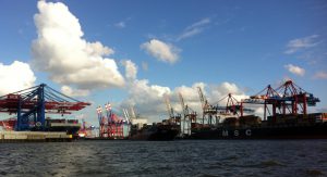 Containerschiffe im Hafen sorgen fÃ¼r dicke Luft in Hamburg