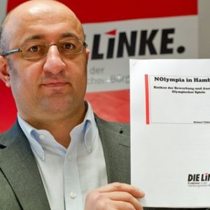 Mehmet Yildiz, sportpolitischer Sprecher der Linken, präsentiert das Papier "NOlympia in Hamburg"