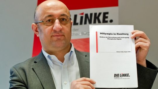 Mehmet Yildiz, sportpolitischer Sprecher der Linken, präsentiert das Papier "NOlympia in Hamburg"