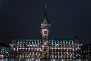 Rathaus_Hamburg_bei_Nacht-1-300x200
