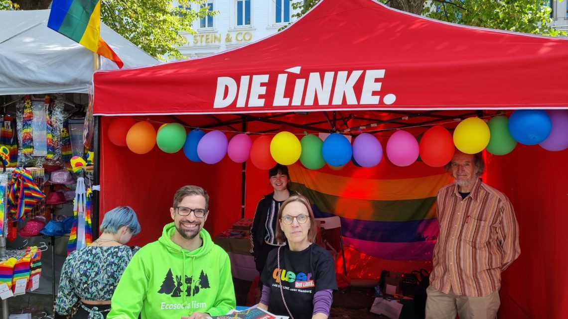 Hamburg Pride 2022: Carola Ensslen und David Stoop am Stand der LAG Queer der Hamburger LINKEN auf dem CSD