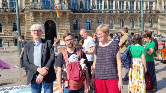 Protestkundgebung für das Klimacamp auf dem Rathausmarkt: Hamburgs Linksfraktion erklärt sich solidarisch, Heike Sudmann, Stephan Jersch und David Stoop waren dabei