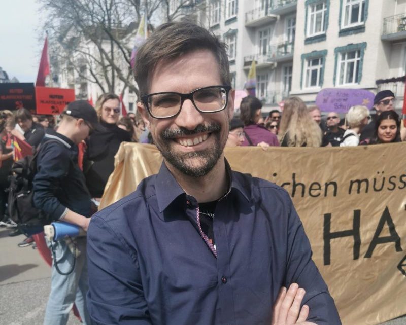 David Stoop von der Linksfraktion Hamburg beim Protest der Hagenbeck-Beschäftigten