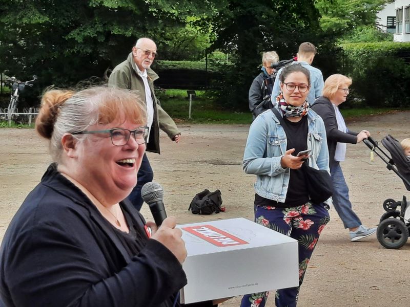 Olga Fritzsche von der Hamburger Linksfraktion spricht vor den Streikenden bei Hagenbeck