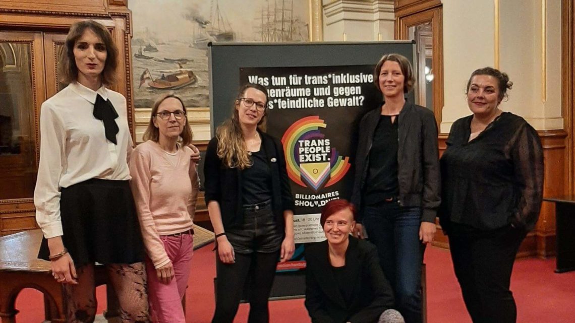 Teilnehmer*innen der Veranstaltung der Linksfraktion zu trans*inklusiven Frauenräumen im Hamburger Rathaus im Vorfeld des Hamburg Pride 2023